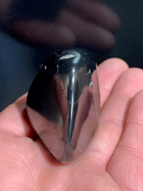 Shungite – Pierre roulée de 50 x 43 x 36 mm - 70,6 gr.