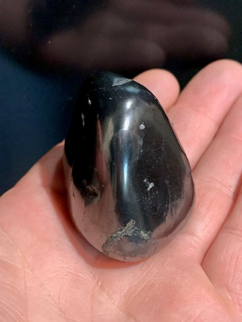 Shungite – Pierre roulée de 50 x 43 x 36 mm - 70,6 gr.