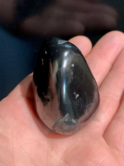 Shungite – Pierre roulée de 50 x 43 x 36 mm - 70,6 gr.