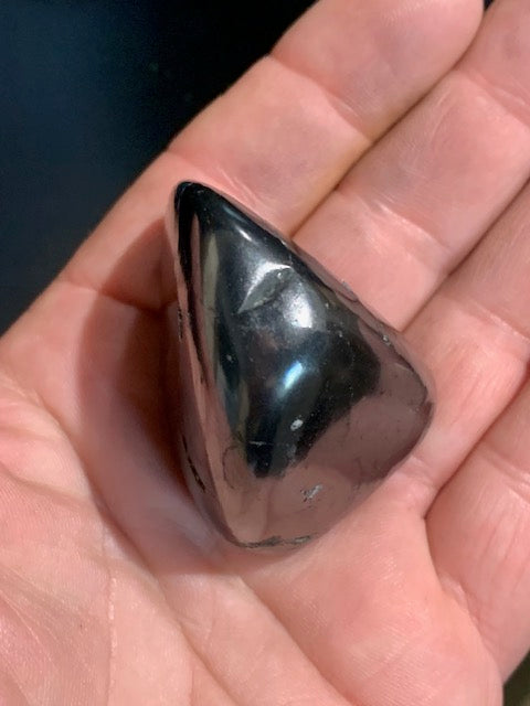 Shungite – Pierre roulée de 50 x 43 x 36 mm - 70,6 gr.