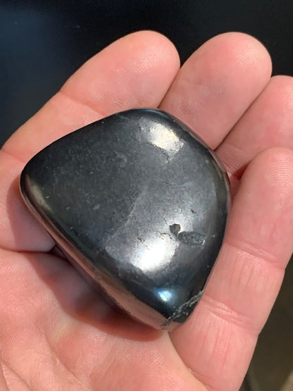 Shungite – Pierre roulée de 50 x 43 x 36 mm - 70,6 gr.
