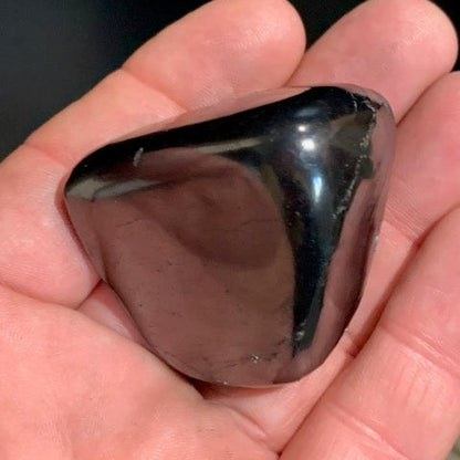 Shungite – Pierre roulée de 50 x 43 x 36 mm - 70,6 gr.