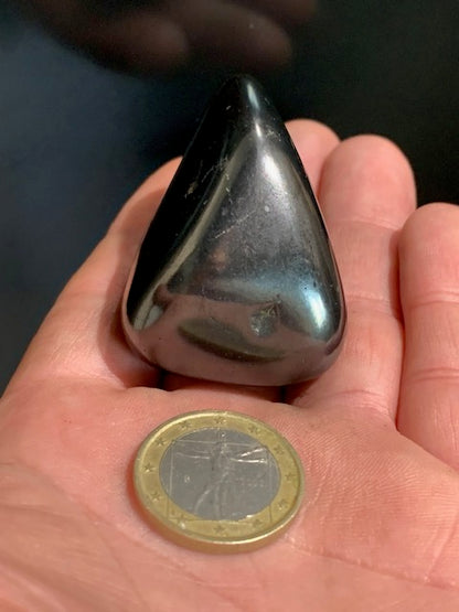 Shungite – Pierre roulée de 52 x 42 x 34 mm - 70,6 gr.