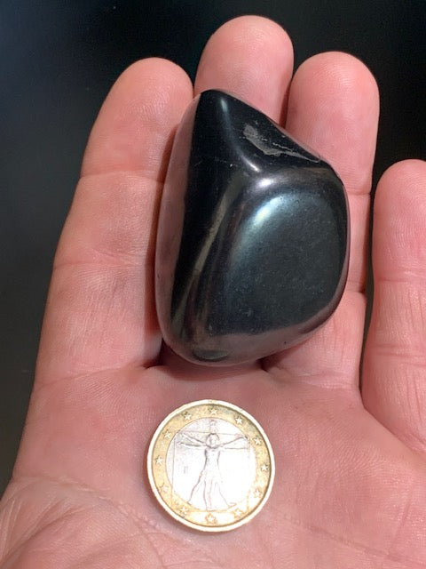 Shungite – Pierre roulée de 52 x 42 x 34 mm - 70,6 gr.