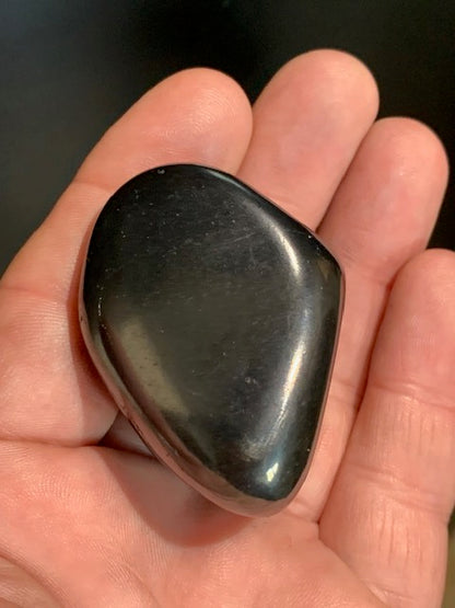 Shungite – Pierre roulée de 52 x 42 x 34 mm - 70,6 gr.
