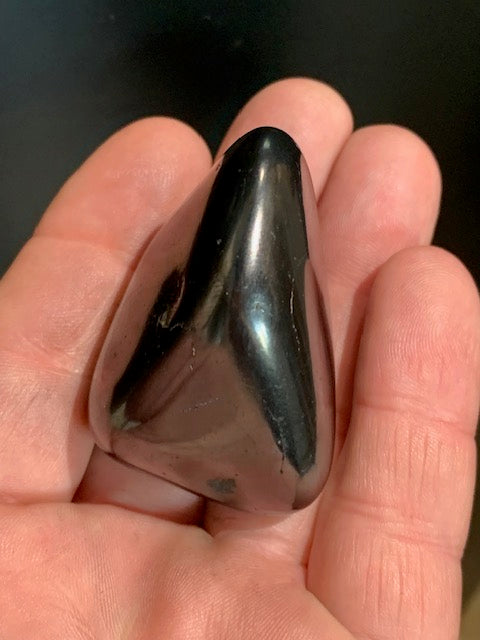 Shungite – Pierre roulée de 52 x 42 x 34 mm - 70,6 gr.
