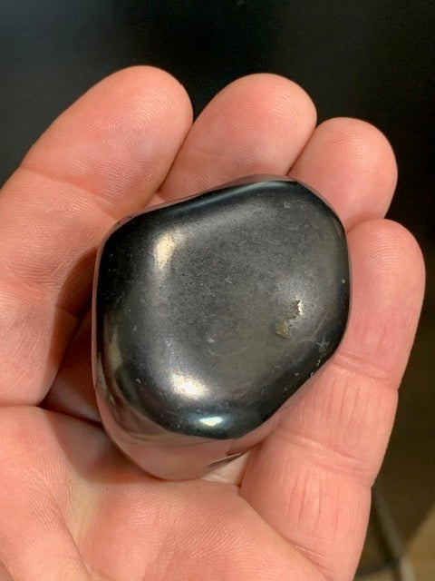 Shungite – Pierre roulée de 52 x 42 x 34 mm - 70,6 gr.