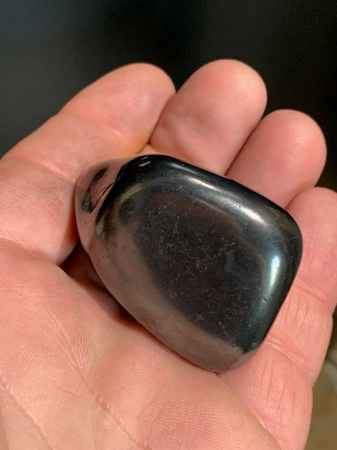 Shungite – Pierre roulée de 52 x 42 x 34 mm - 70,6 gr.