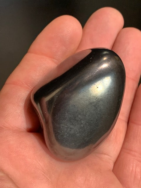 Shungite – Pierre roulée de 52 x 42 x 34 mm - 70,6 gr.