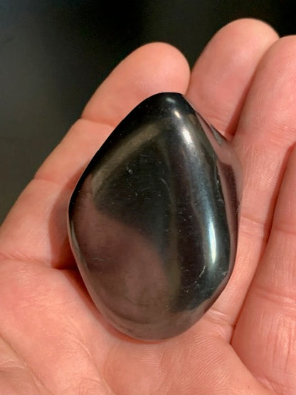 Shungite – Pierre roulée de 52 x 42 x 34 mm - 70,6 gr.