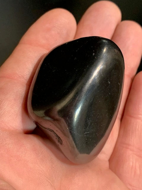Shungite – Pierre roulée de 52 x 42 x 34 mm - 70,6 gr.