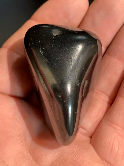 Shungite – Pierre roulée de 52 x 42 x 34 mm - 70,6 gr.