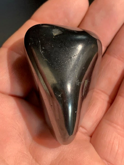 Shungite – Pierre roulée de 52 x 42 x 34 mm - 70,6 gr.