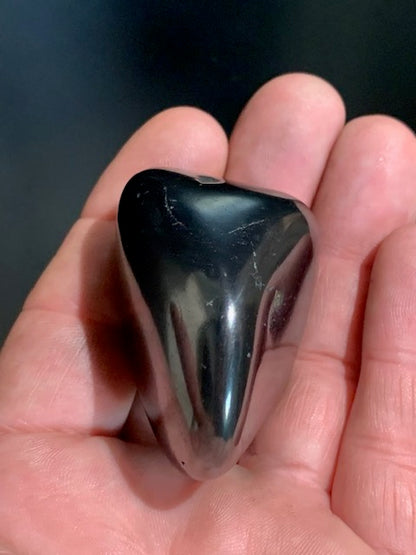 Shungite – Pierre roulée de 52 x 42 x 34 mm - 70,6 gr.