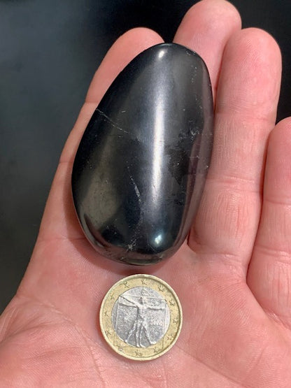 Shungite – Pierre roulée de 66 x 40 x 20 mm - 57,6 gr.