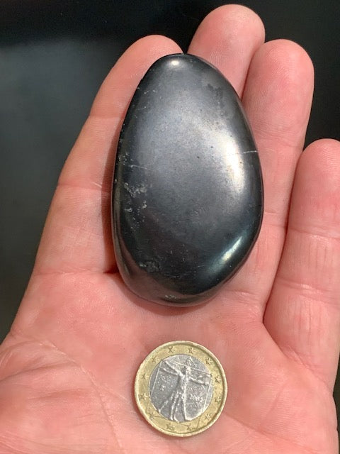 Shungite – Pierre roulée de 66 x 40 x 20 mm - 57,6 gr.