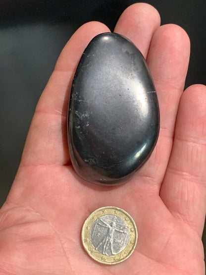 Shungite – Pierre roulée de 66 x 40 x 20 mm - 57,6 gr.