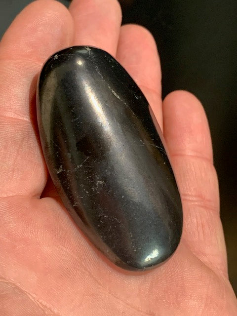 Shungite – Pierre roulée de 66 x 40 x 20 mm - 57,6 gr.