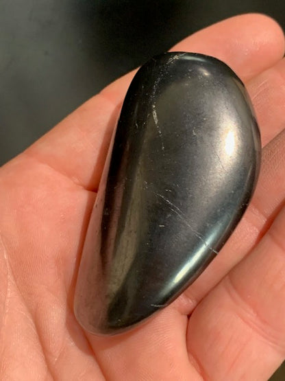 Shungite – Pierre roulée de 66 x 40 x 20 mm - 57,6 gr.