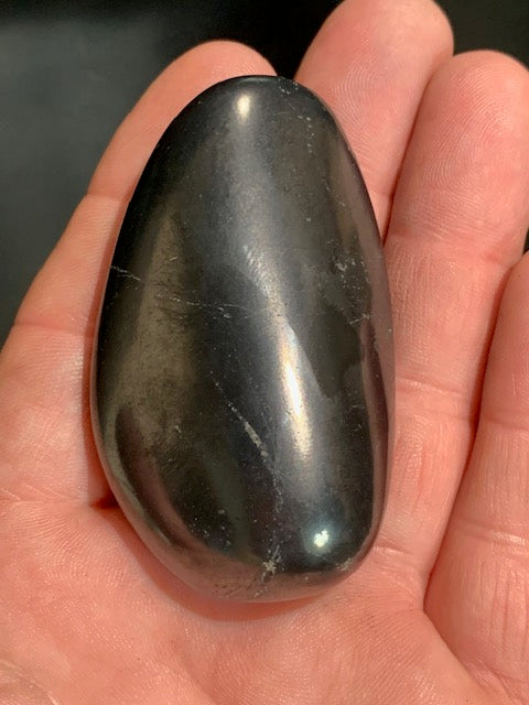 Shungite – Pierre roulée de 66 x 40 x 20 mm - 57,6 gr.
