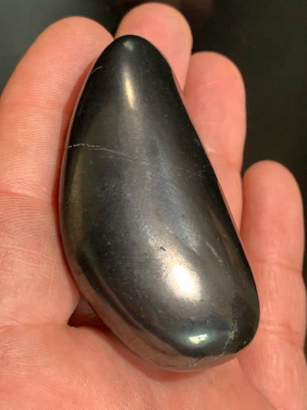Shungite – Pierre roulée de 66 x 40 x 20 mm - 57,6 gr.
