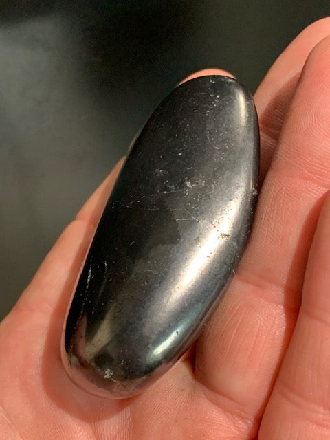 Shungite – Pierre roulée de 66 x 40 x 20 mm - 57,6 gr.