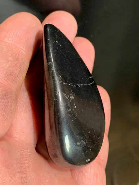 Shungite – Pierre roulée de 66 x 40 x 20 mm - 57,6 gr.