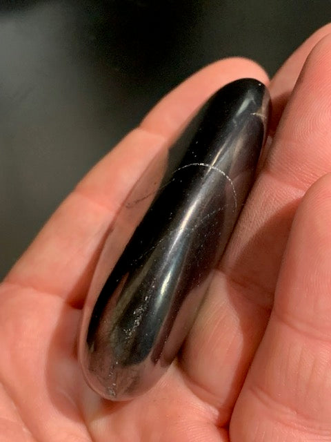 Shungite – Pierre roulée de 66 x 40 x 20 mm - 57,6 gr.