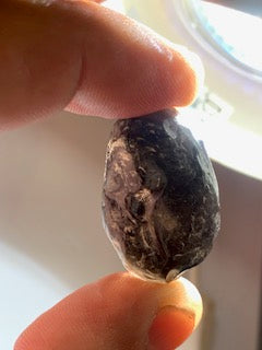 Obsidienne "larme d'Apache" - Pierre roulée - 31 x 21 x 16 mm - 12 gr.