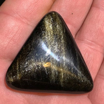 Obsidienne dorée - Galet triangulaire - 44 x 43 x 12 mm - 23,6 gr.