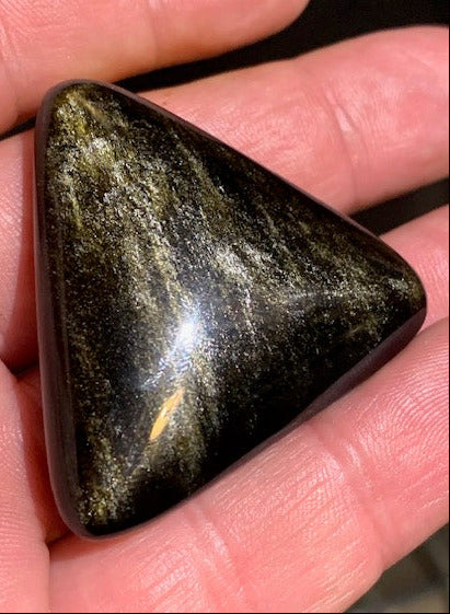Obsidienne dorée - Galet triangulaire - 44 x 43 x 12 mm - 23,6 gr.