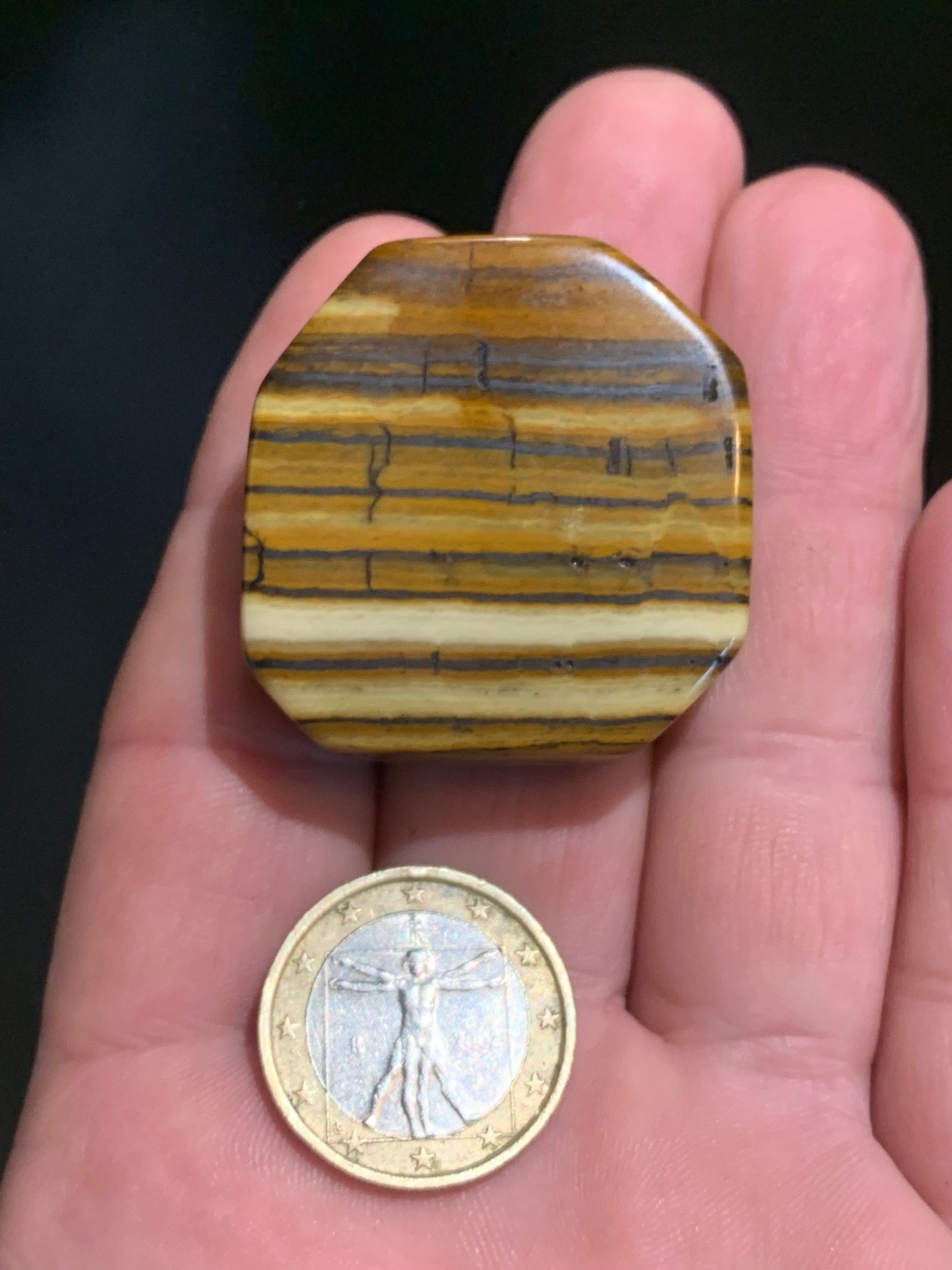 Œil de tigre, forme libre - 39 x 37 x 13 mm - 43 grammes. Magnifique pièce pour exposition, lithothérapie, collection...