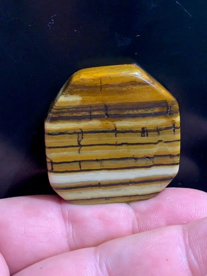 Œil de tigre, forme libre - 39 x 37 x 13 mm - 43 grammes. Magnifique pièce pour exposition, lithothérapie, collection...