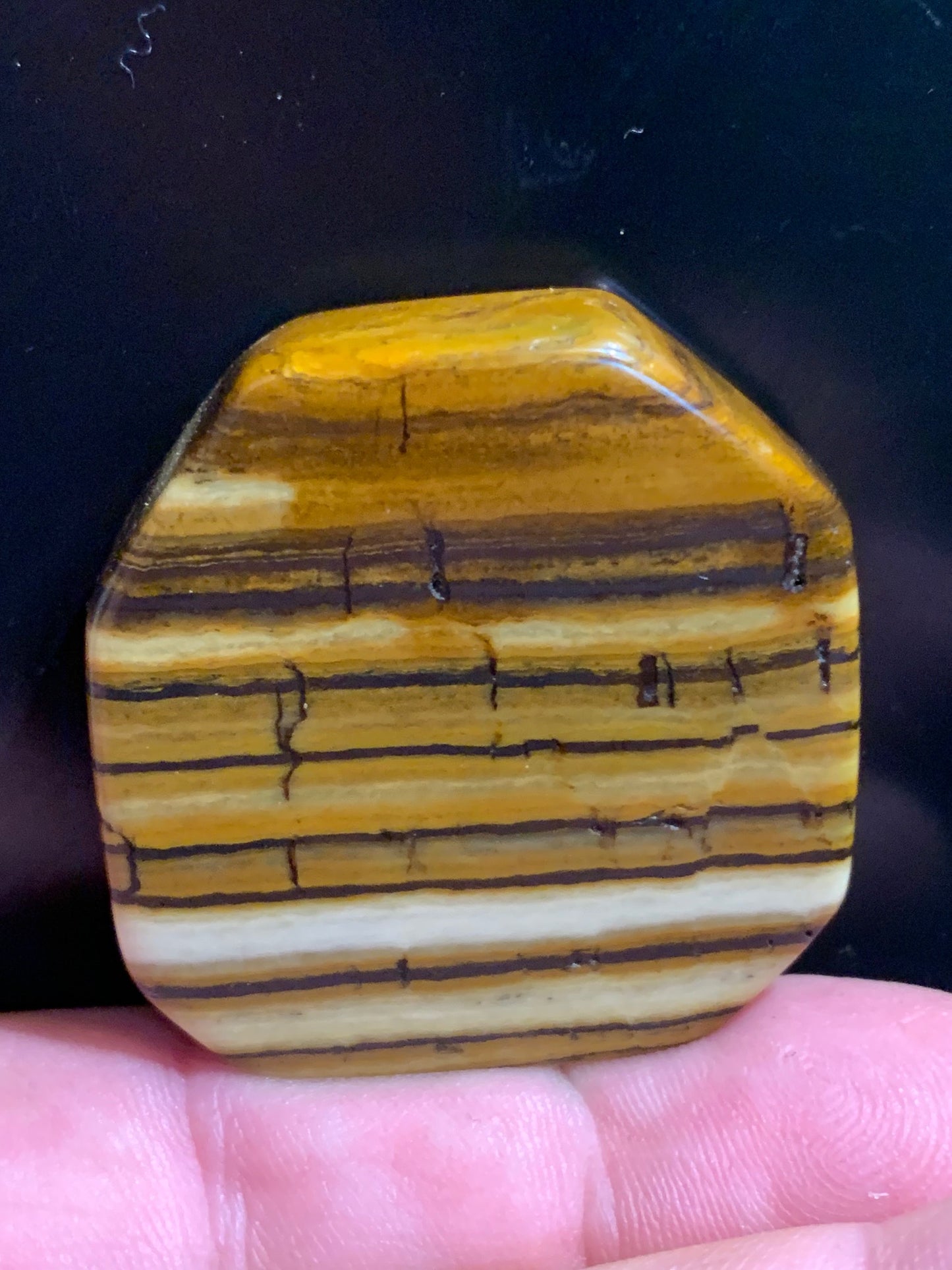 Œil de tigre, forme libre - 39 x 37 x 13 mm - 43 grammes. Magnifique pièce pour exposition, lithothérapie, collection...