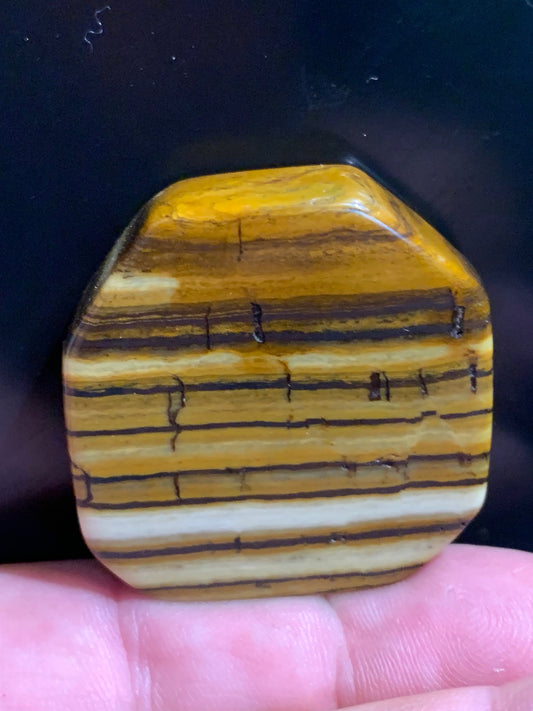 Œil de tigre, forme libre - 39 x 37 x 13 mm - 43 grammes. Magnifique pièce pour exposition, lithothérapie, collection...