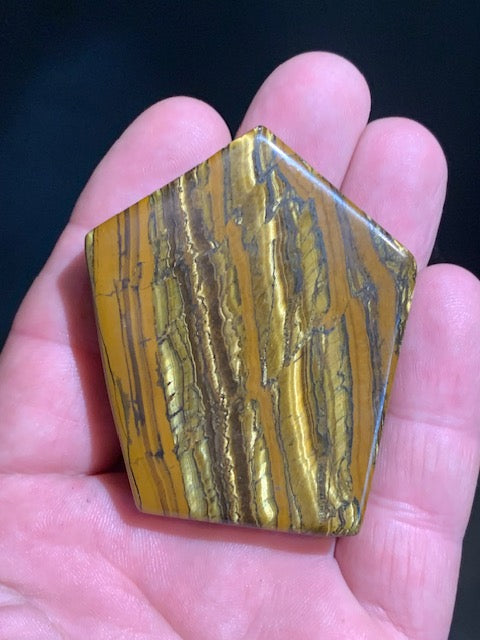 Oeil de tigre, forme libre - 65 x 52 x 12 mm - 76,7 gr.