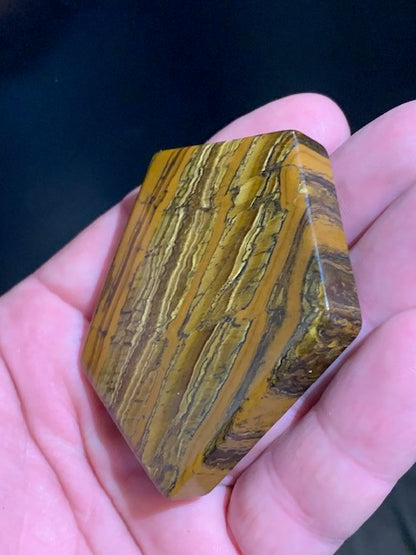 Oeil de tigre, forme libre - 65 x 52 x 12 mm - 76,7 gr.