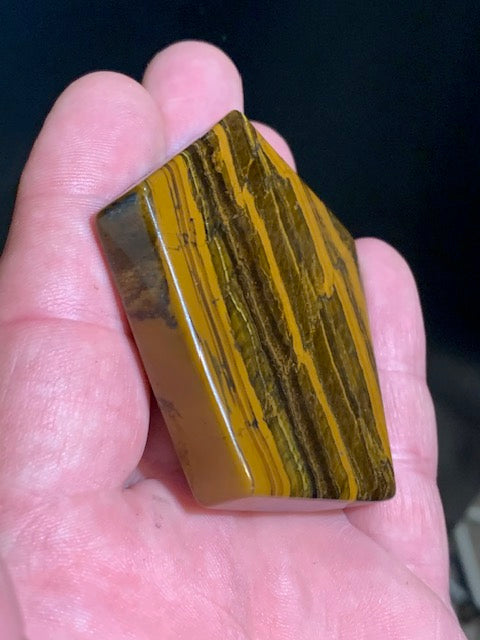 Oeil de tigre, forme libre - 65 x 52 x 12 mm - 76,7 gr.