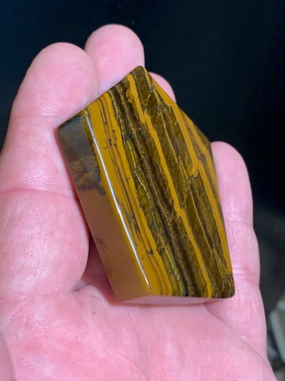 Oeil de tigre, forme libre - 65 x 52 x 12 mm - 76,7 gr.