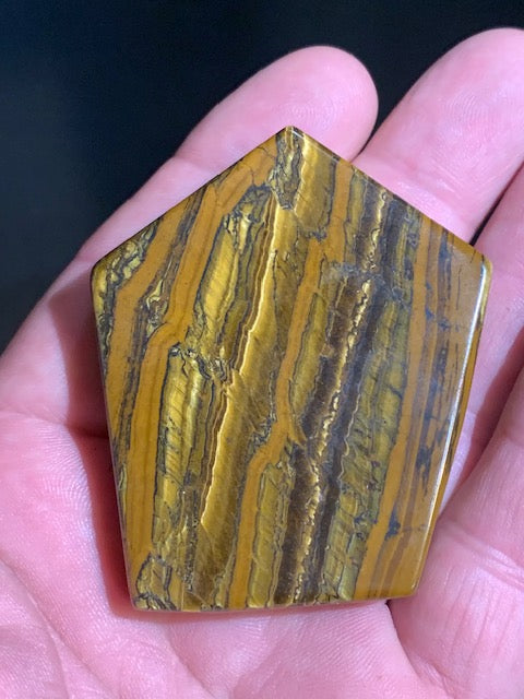 Oeil de tigre, forme libre - 65 x 52 x 12 mm - 76,7 gr.