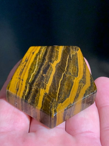 Oeil de tigre, forme libre - 65 x 52 x 12 mm - 76,7 gr.