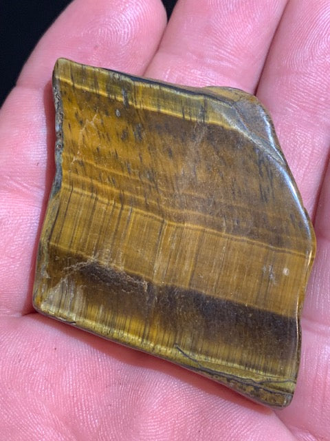 Oeil de tigre, forme libre polie - 52 x 50 x 8 mm - 36,2 gr.