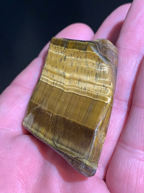 Oeil de tigre, forme libre polie - 52 x 50 x 8 mm - 36,2 gr.
