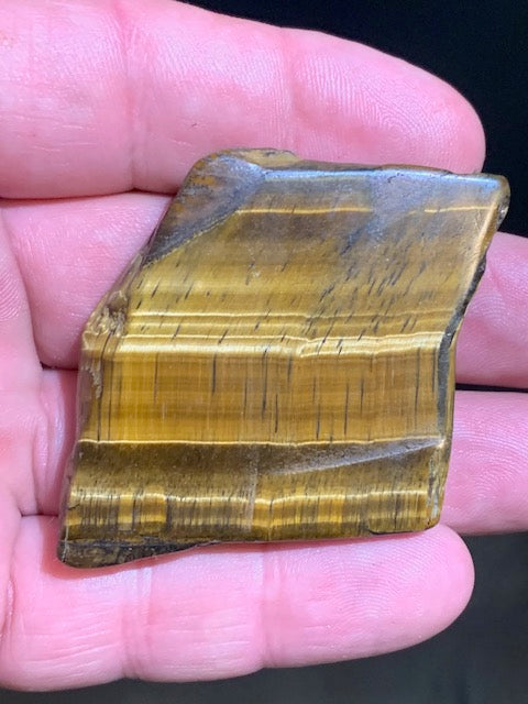 Oeil de tigre, forme libre polie - 52 x 50 x 8 mm - 36,2 gr.