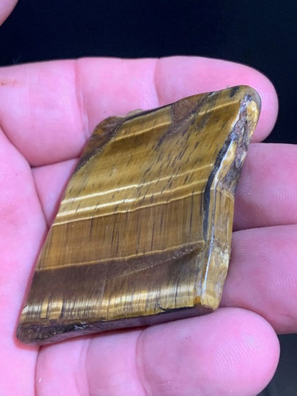Oeil de tigre, forme libre polie - 52 x 50 x 8 mm - 36,2 gr.