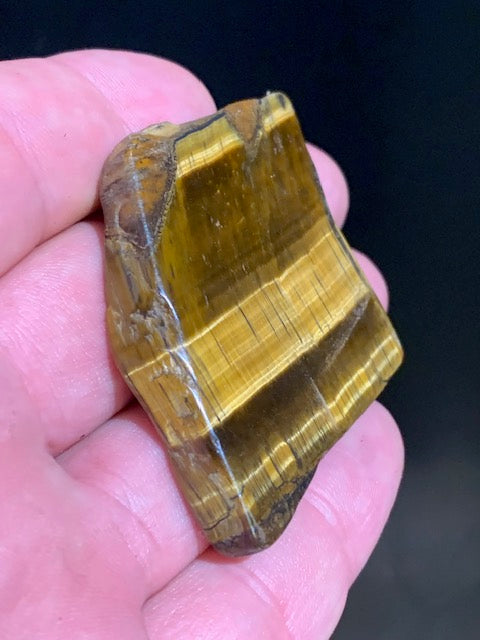 Oeil de tigre, forme libre polie - 52 x 50 x 8 mm - 36,2 gr.