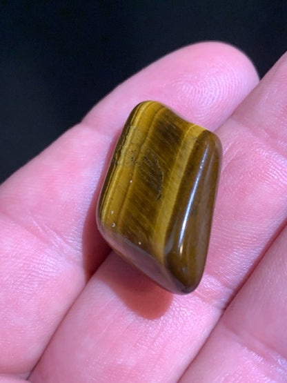 Oeil de tigre, pierre roulée - 26 x 19 x 10 mm - 8,5 gr.