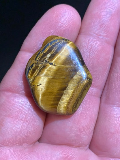 Oeil de tigre, pierre roulée - 33 x 27 x 9 mm - 10,4 gr.