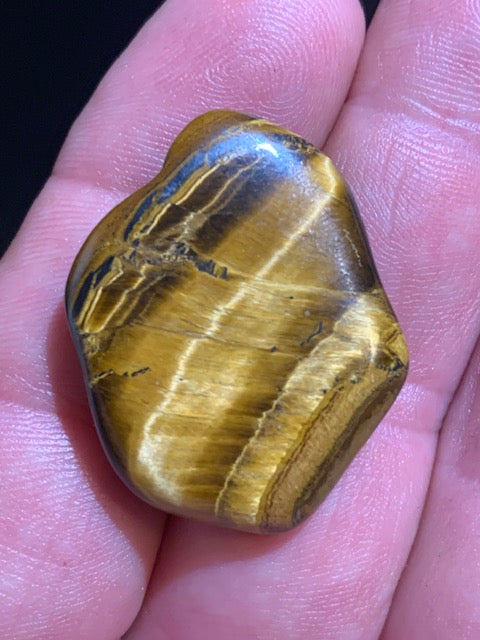 Oeil de tigre, pierre roulée - 33 x 27 x 9 mm - 10,4 gr.