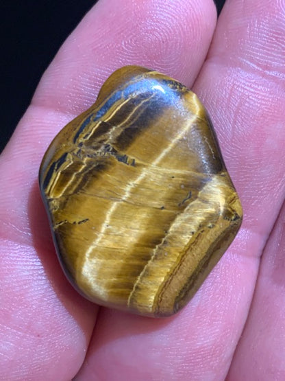 Oeil de tigre, pierre roulée - 33 x 27 x 9 mm - 10,4 gr.